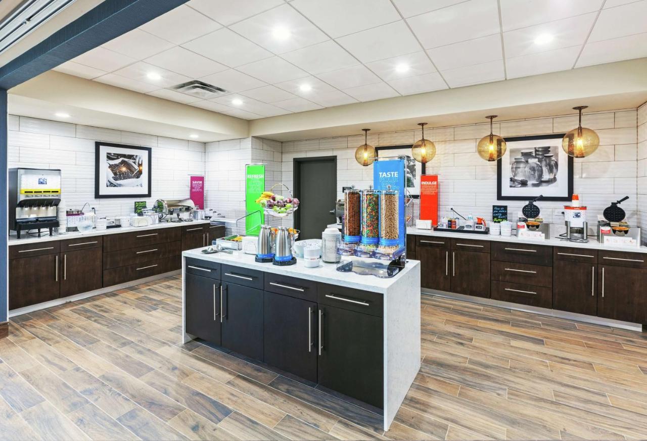 | Hampton Inn Gardner