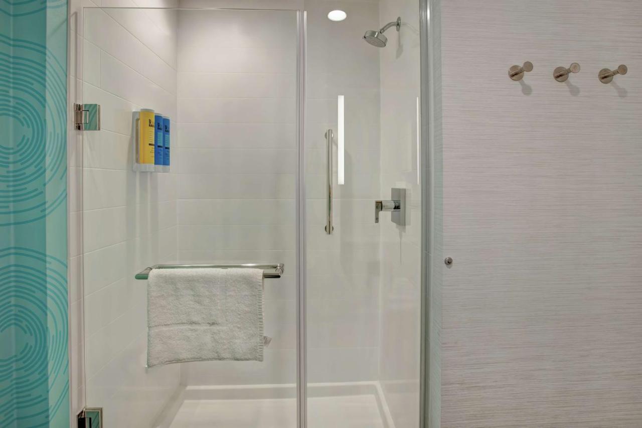 King Room at Tru by Hilton Oxford