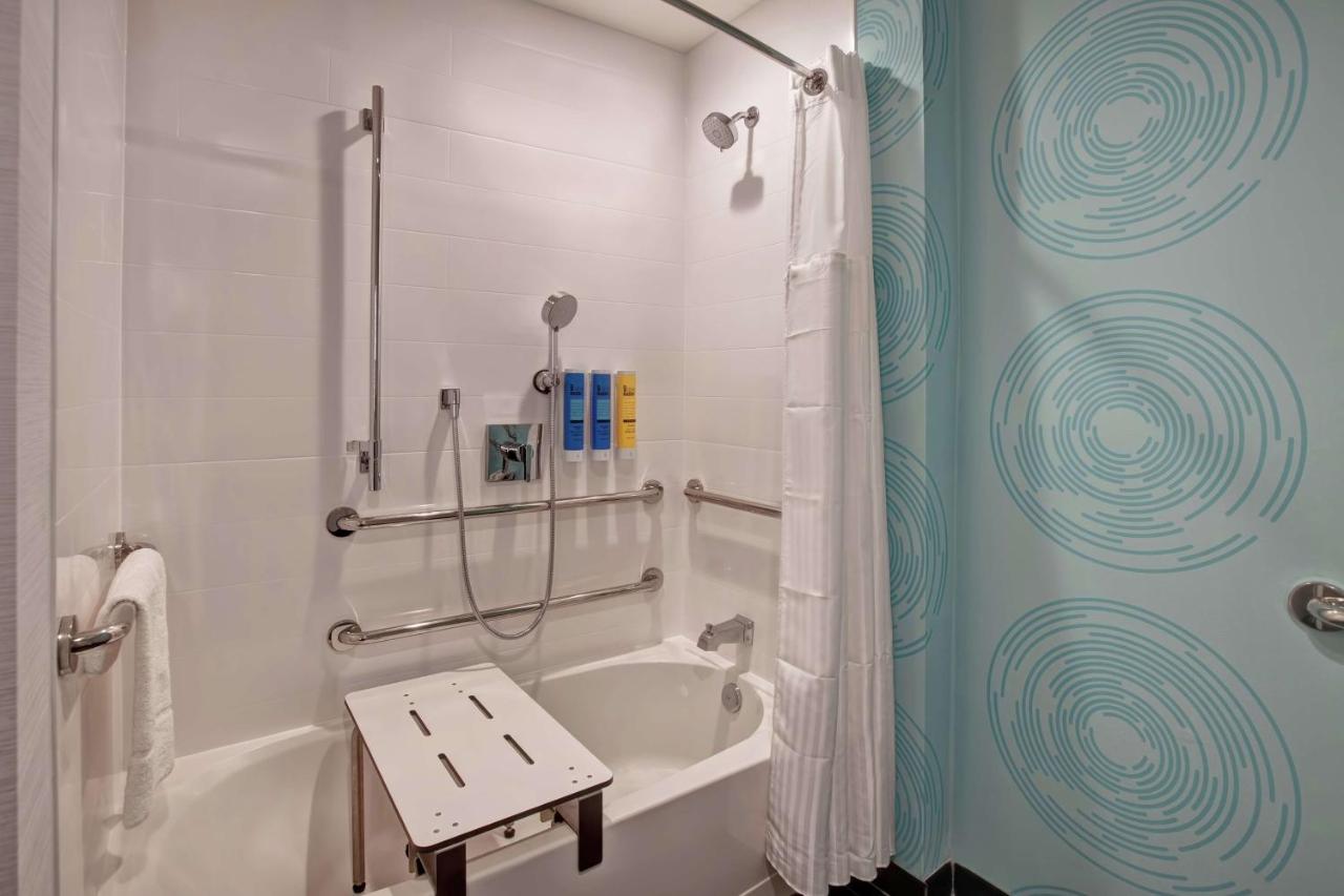 King Room - Hearing Accessible with Bathtub at Tru by Hilton Oxford