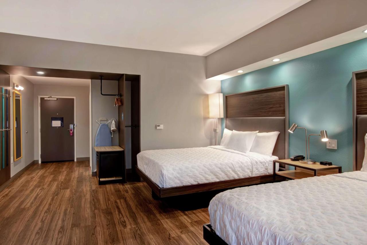 King Room - Hearing Accessible with Bathtub at Tru by Hilton Oxford