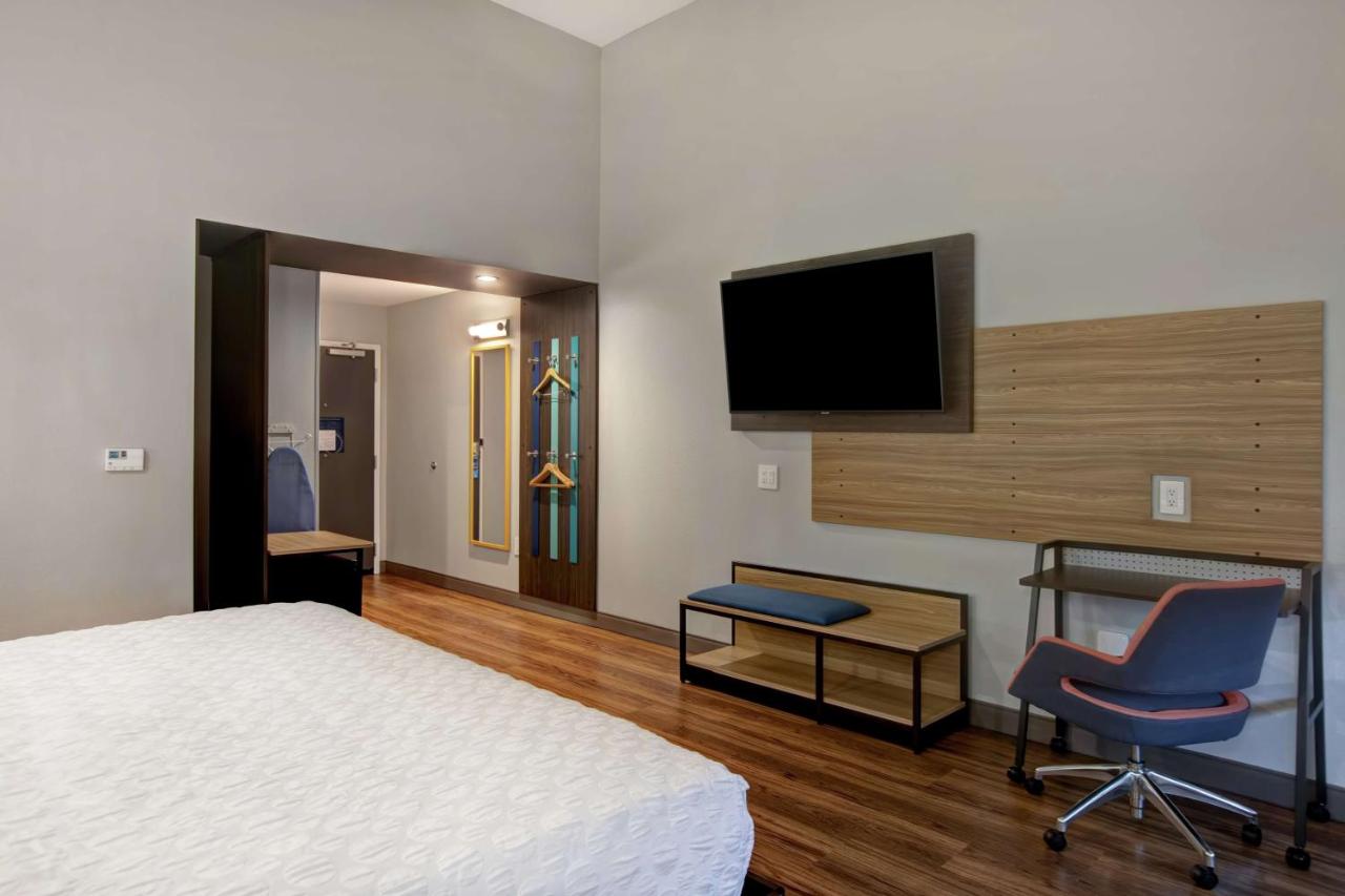 King Room with Tub - Hearing Accessible at Tru by Hilton Oxford