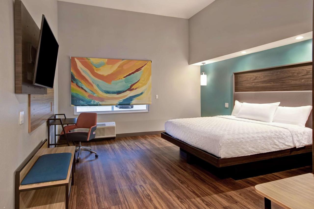 King Room with Tub - Hearing Accessible at Tru by Hilton Oxford
