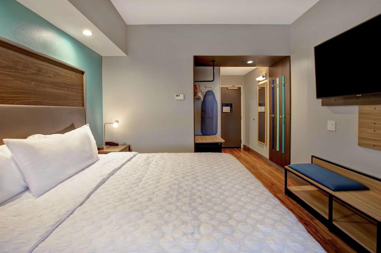 King Room at Tru by Hilton Oxford