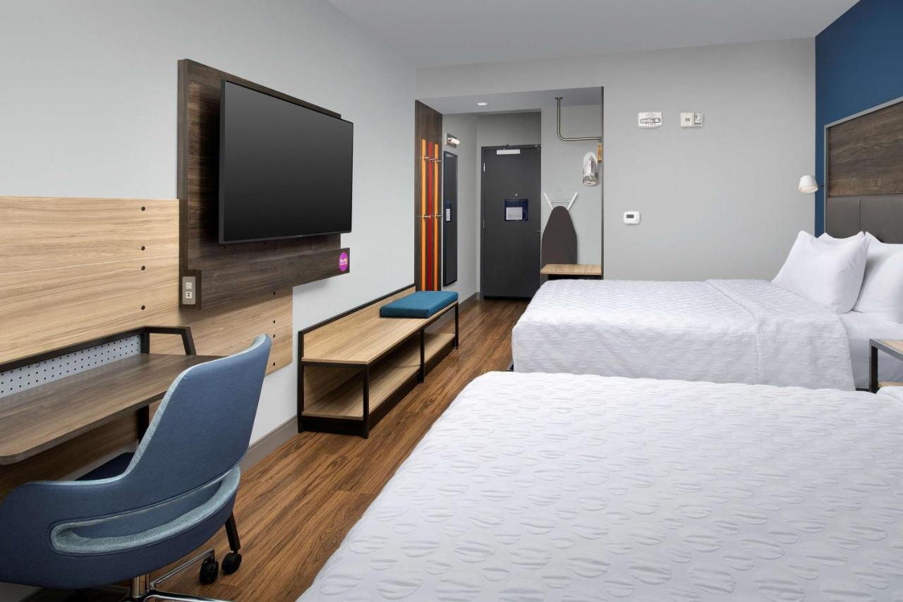 Queen Room with Two Queen Beds - Hearing Accessible at Tru by Hilton Orangeburg