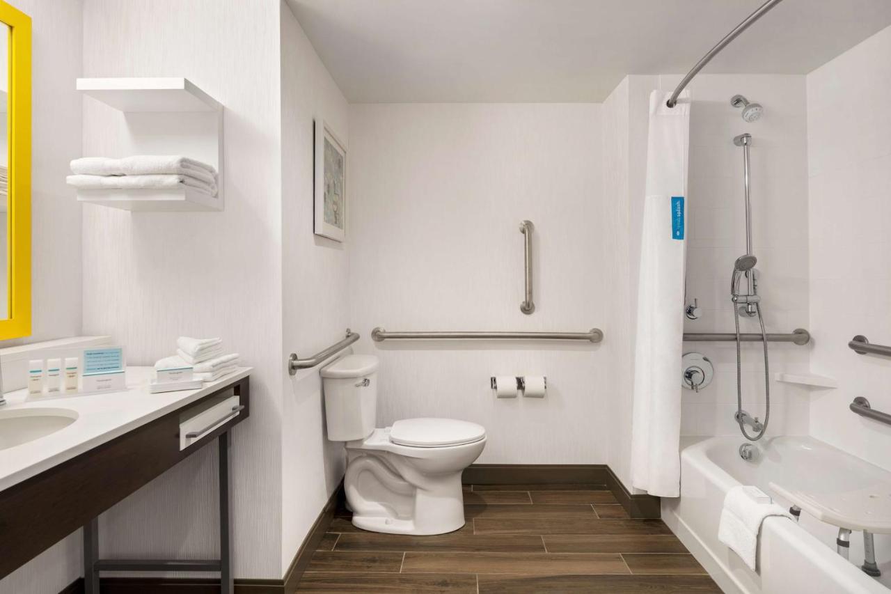 Queen Room with Bath Tub - Mobility Accessible - Non-Smoking at Hampton Inn & Suites Ocean City West