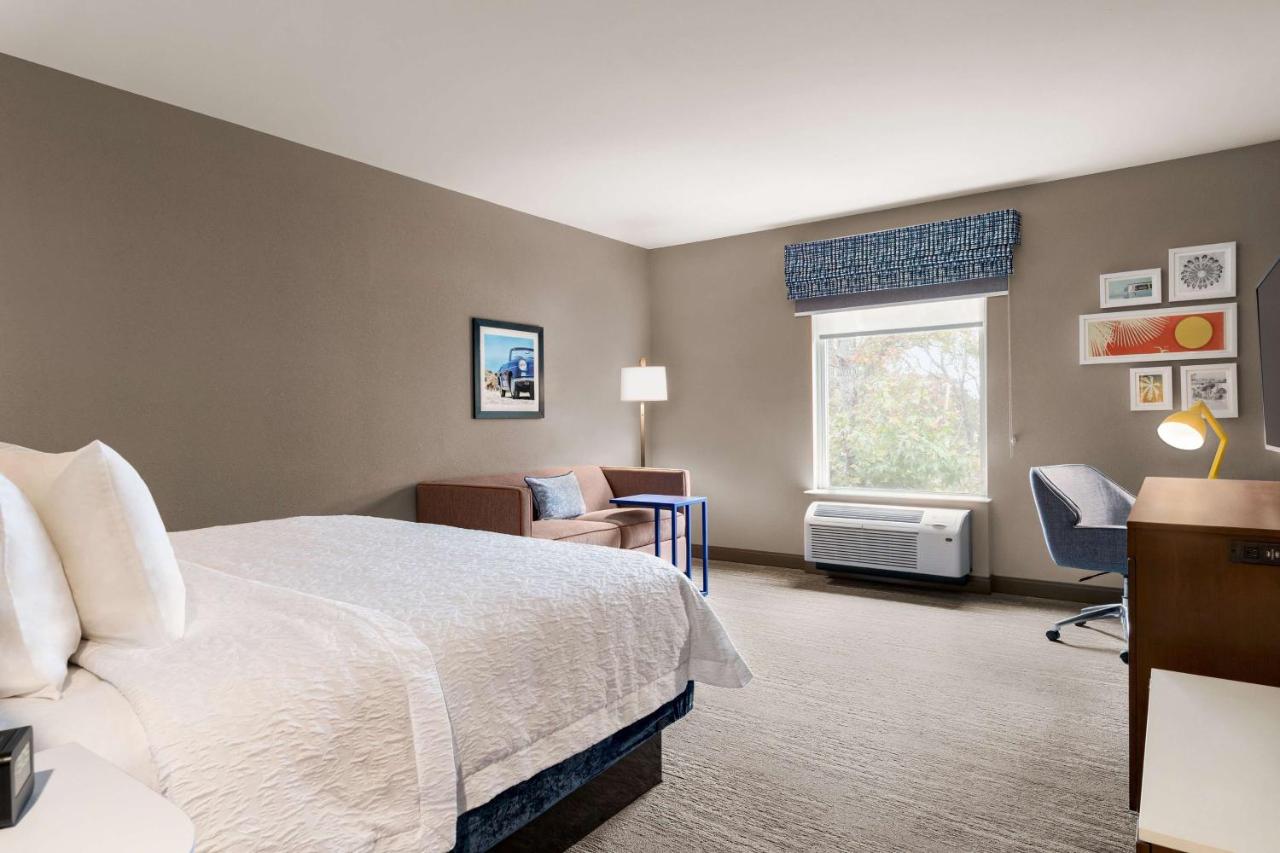 King Room with Sofa Bed at Hampton Inn & Suites Ocean City West