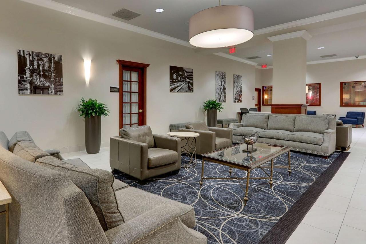 | DoubleTree by Hilton St. Louis Forest Park