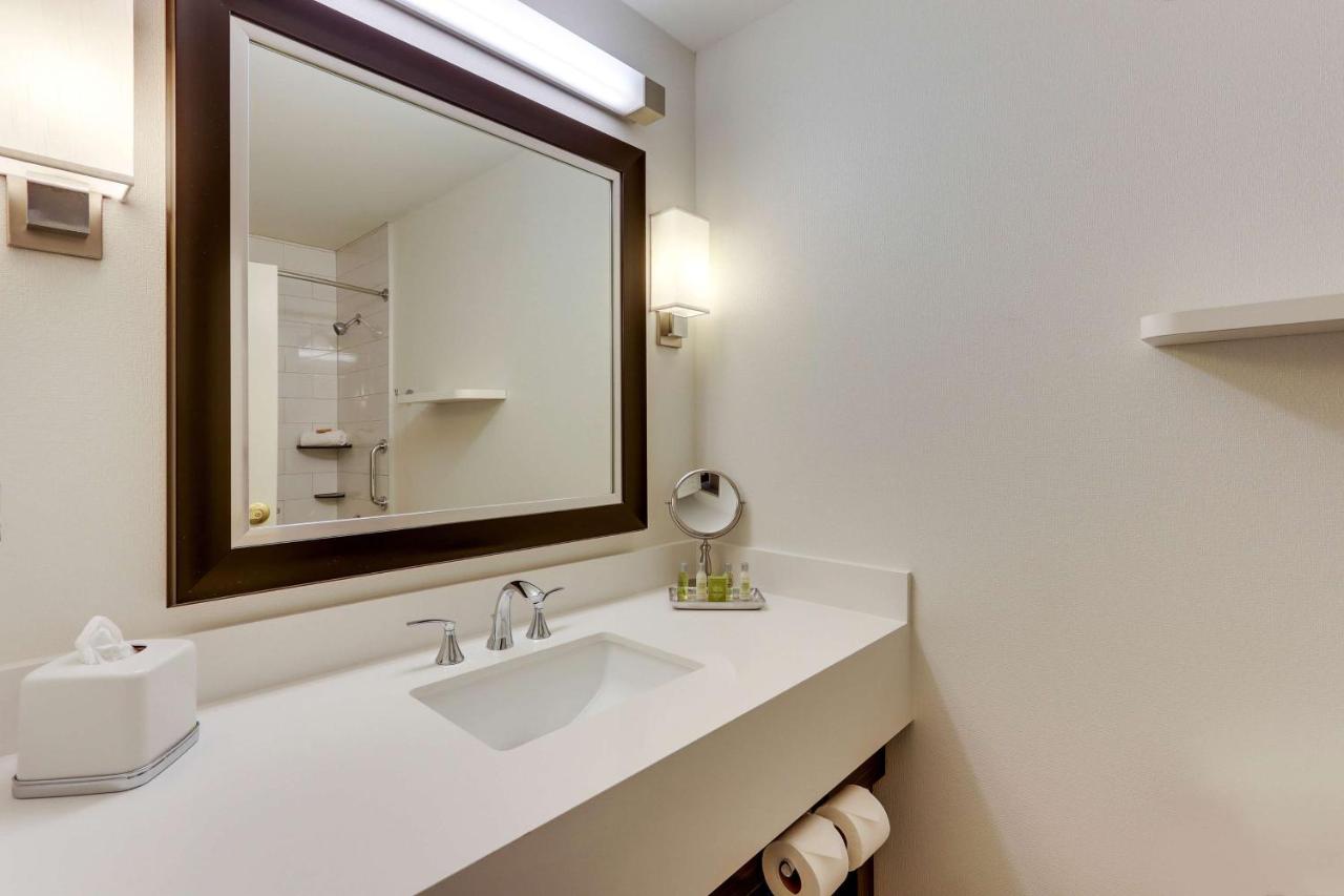 | DoubleTree by Hilton St. Louis Forest Park