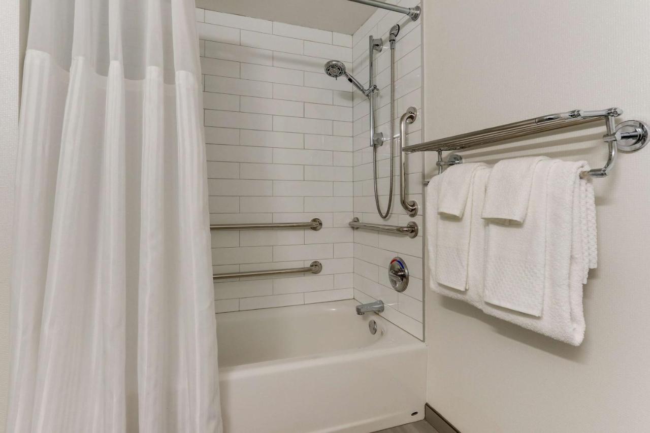 | DoubleTree by Hilton St. Louis Forest Park