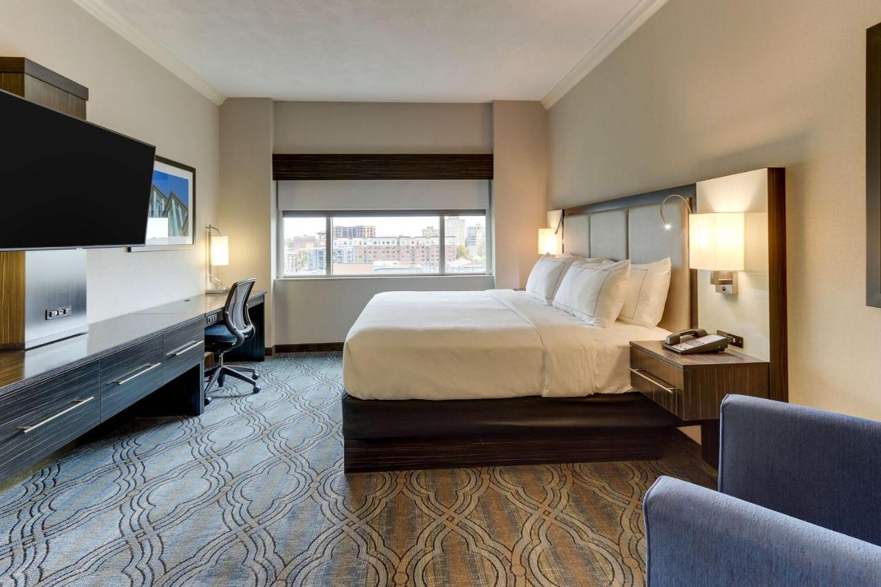 | DoubleTree by Hilton St. Louis Forest Park