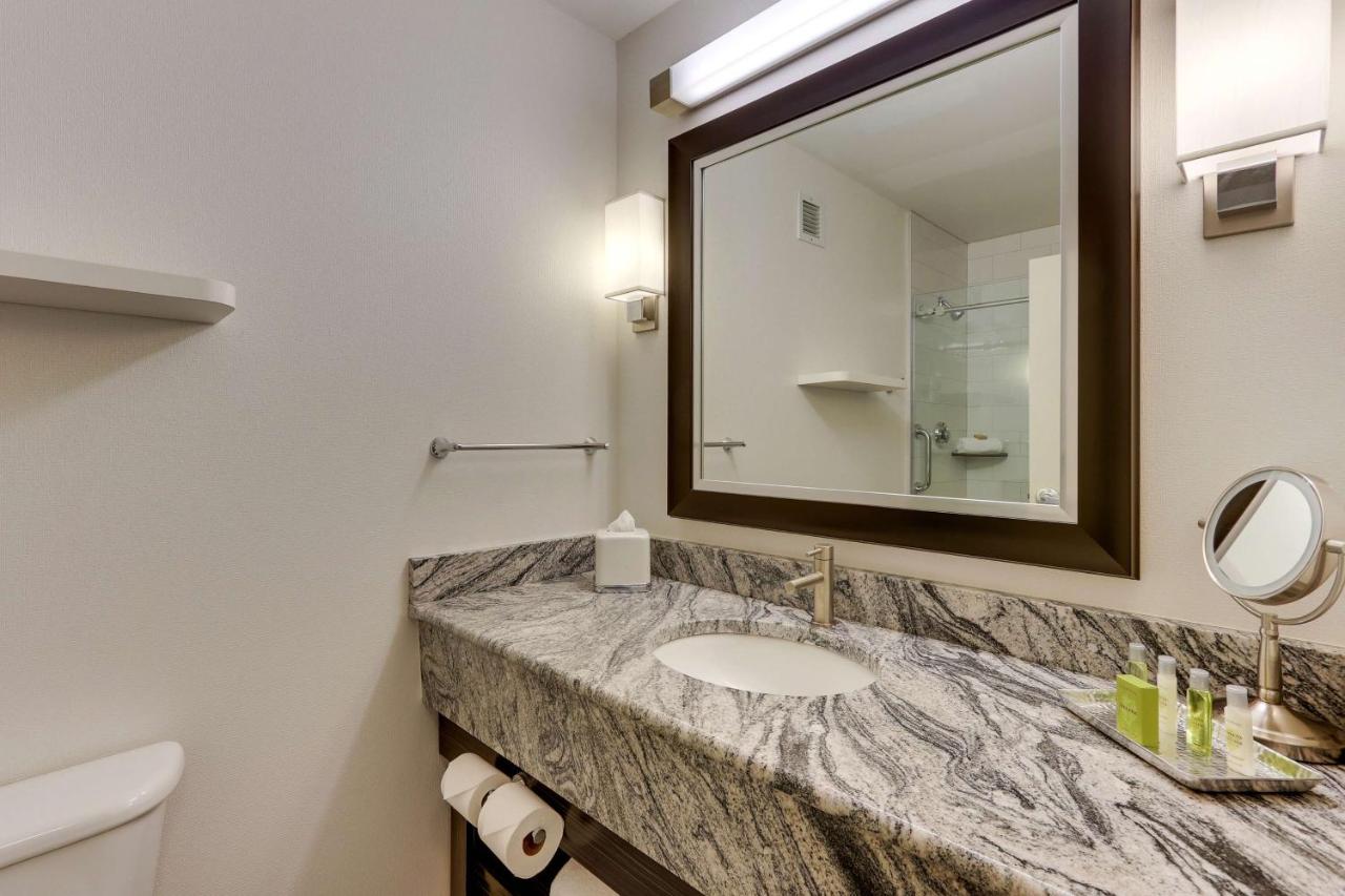 | DoubleTree by Hilton St. Louis Forest Park