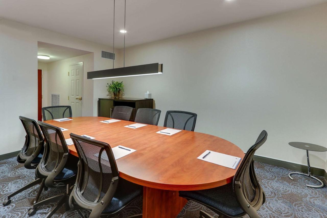 | DoubleTree by Hilton St. Louis Forest Park
