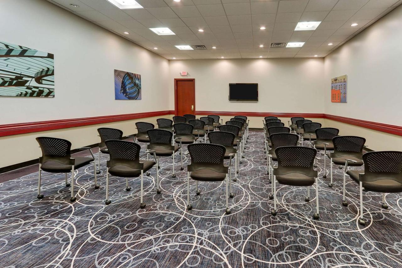 | DoubleTree by Hilton St. Louis Forest Park