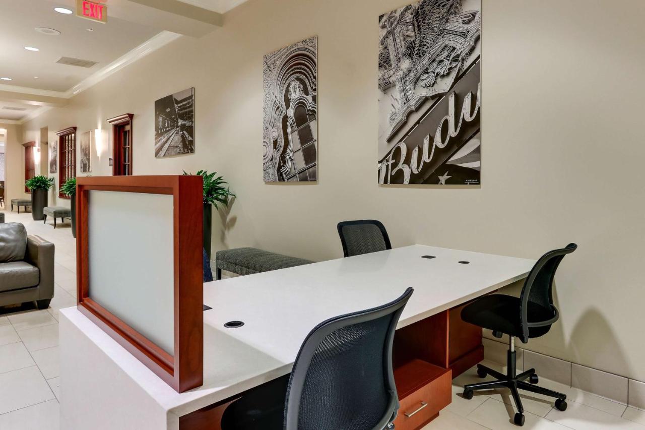 | DoubleTree by Hilton St. Louis Forest Park