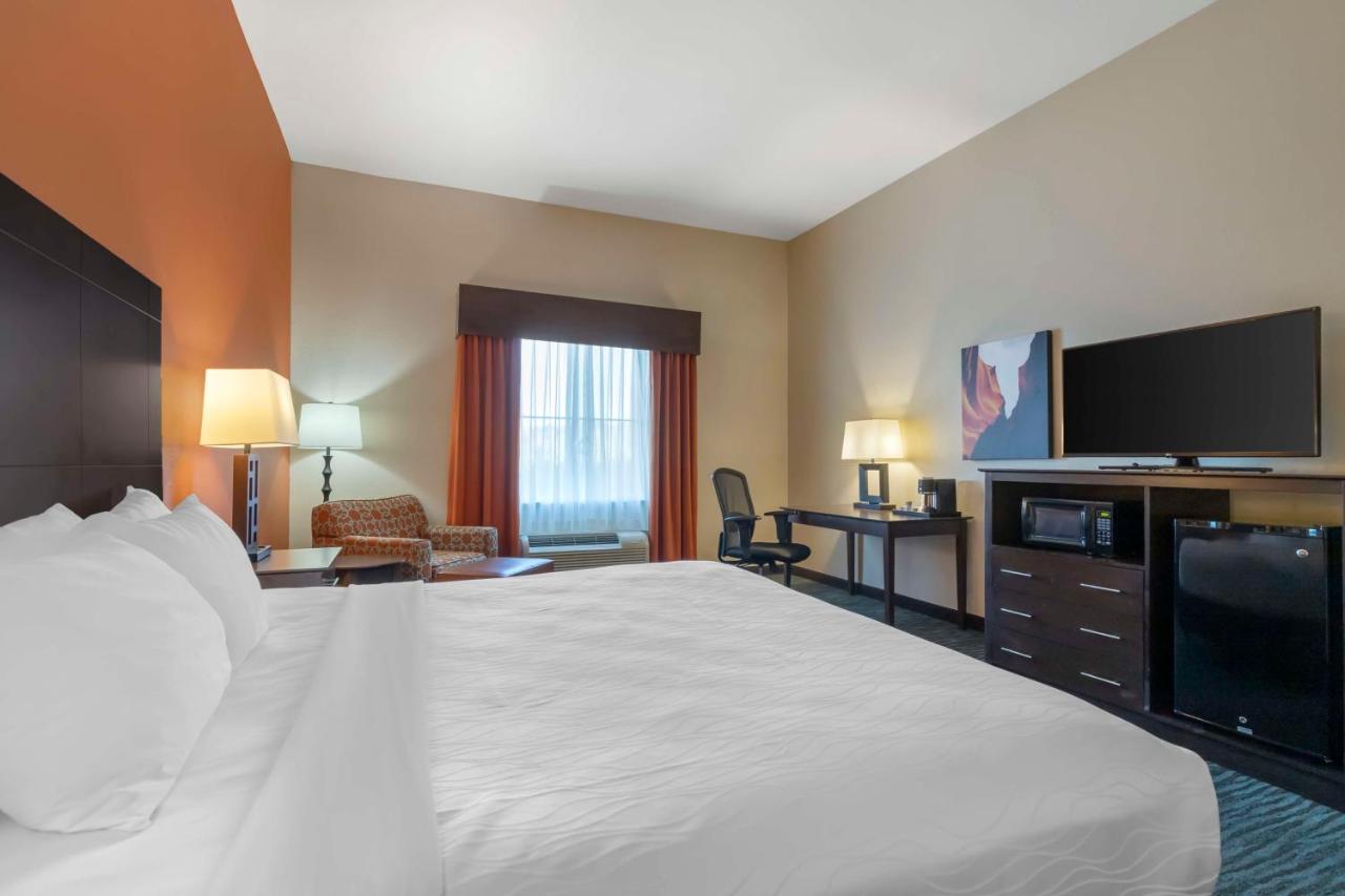 King Room with Roll-In Shower - Disability Access at Best Western Plus Longhorn Inn & Suites