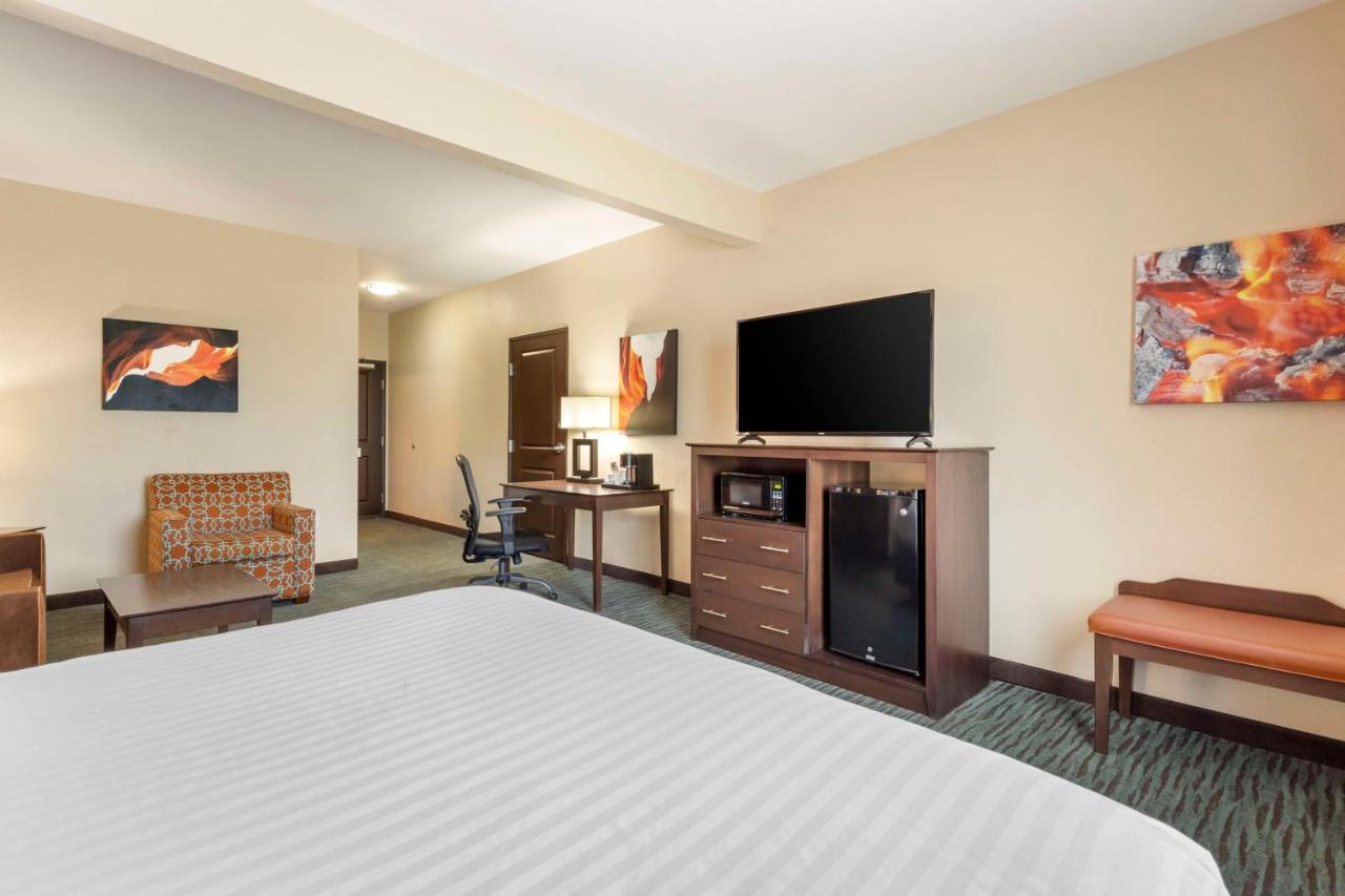 King Suite with Bath Tub - Disability Access at Best Western Plus Longhorn Inn & Suites