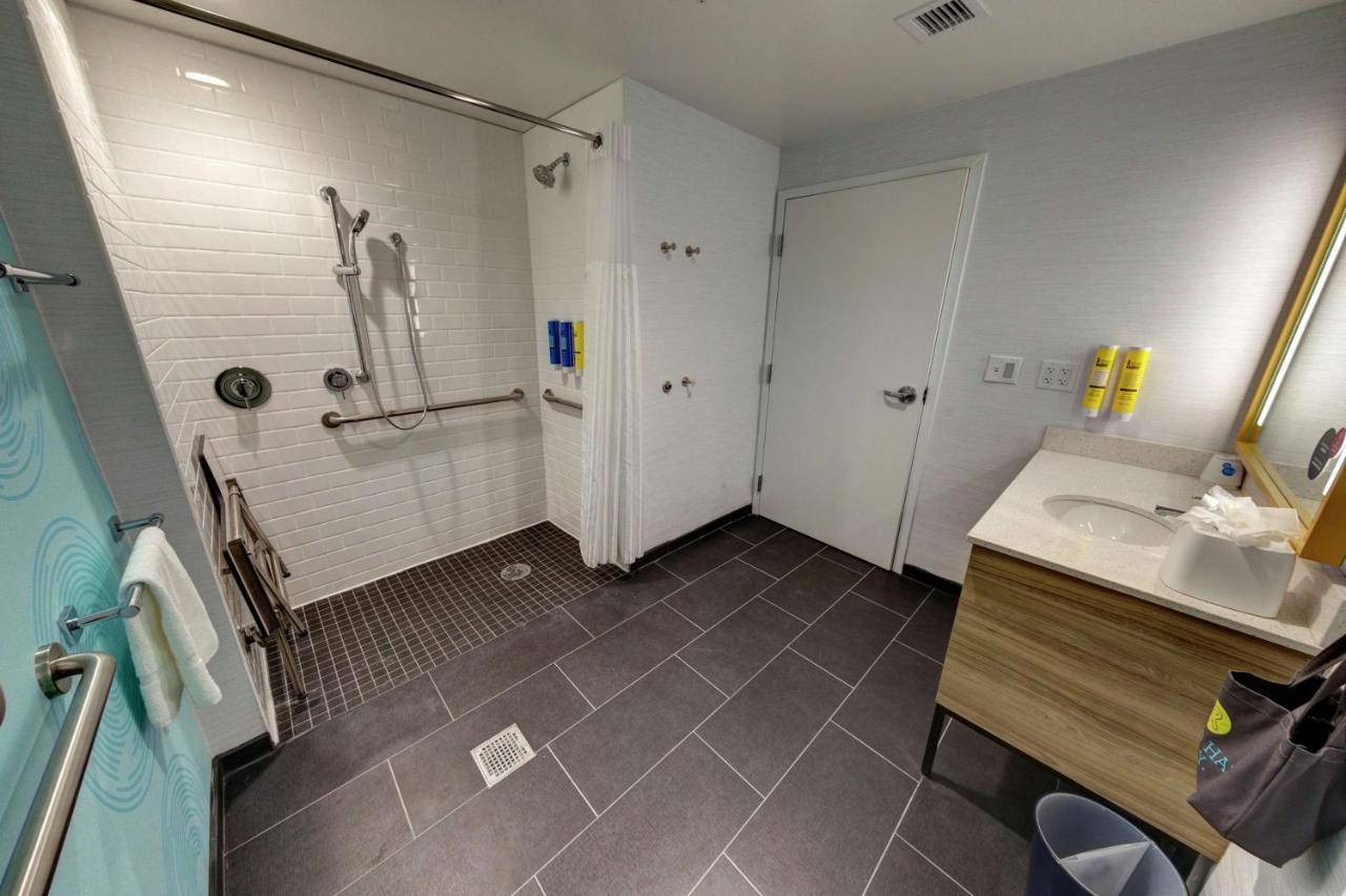 Queen Room - Mobility Accessible with Roll In Shower at Tru by Hilton Georgetown