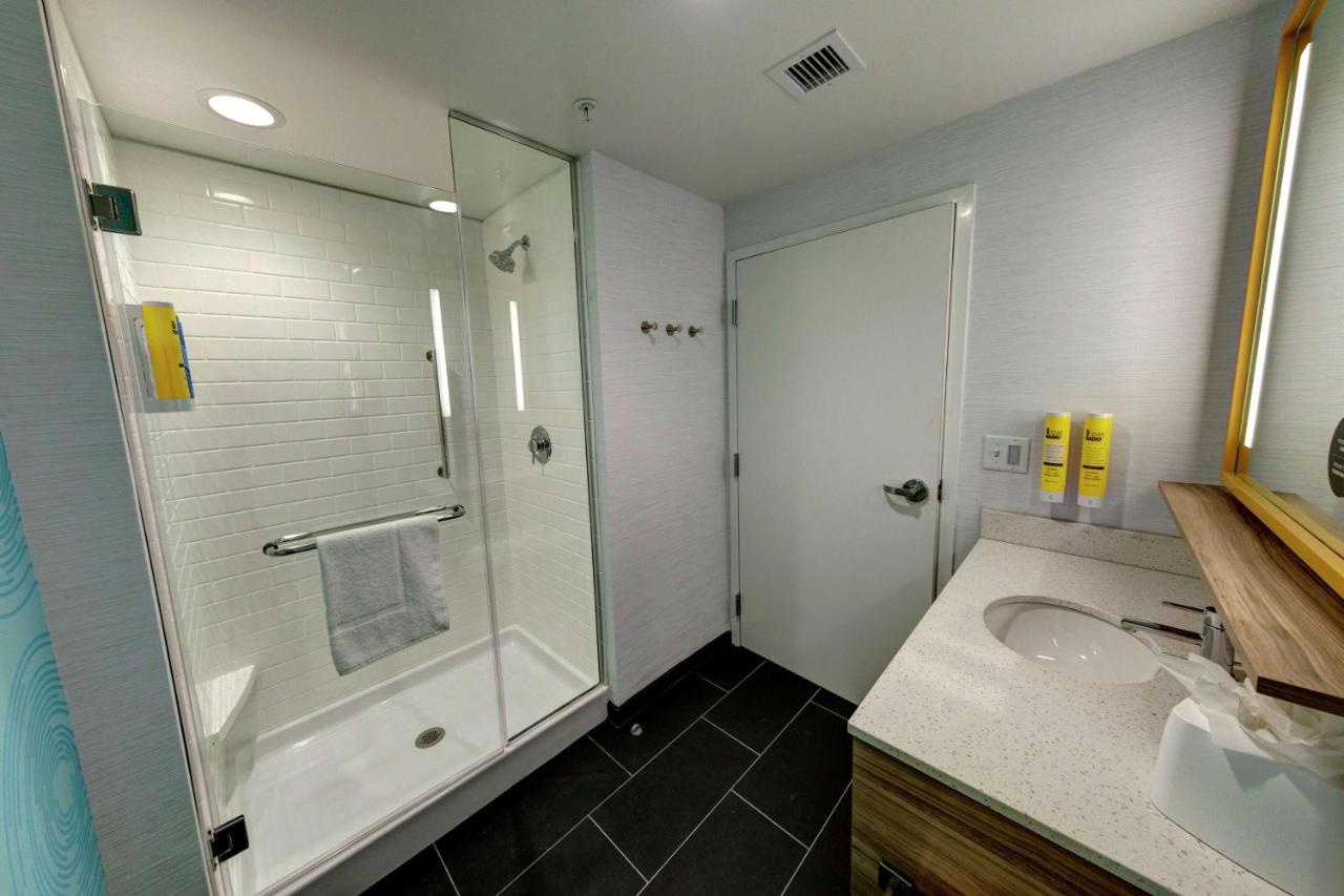 Queen Room with Two Queen Beds - Hearing Accessible at Tru by Hilton Georgetown