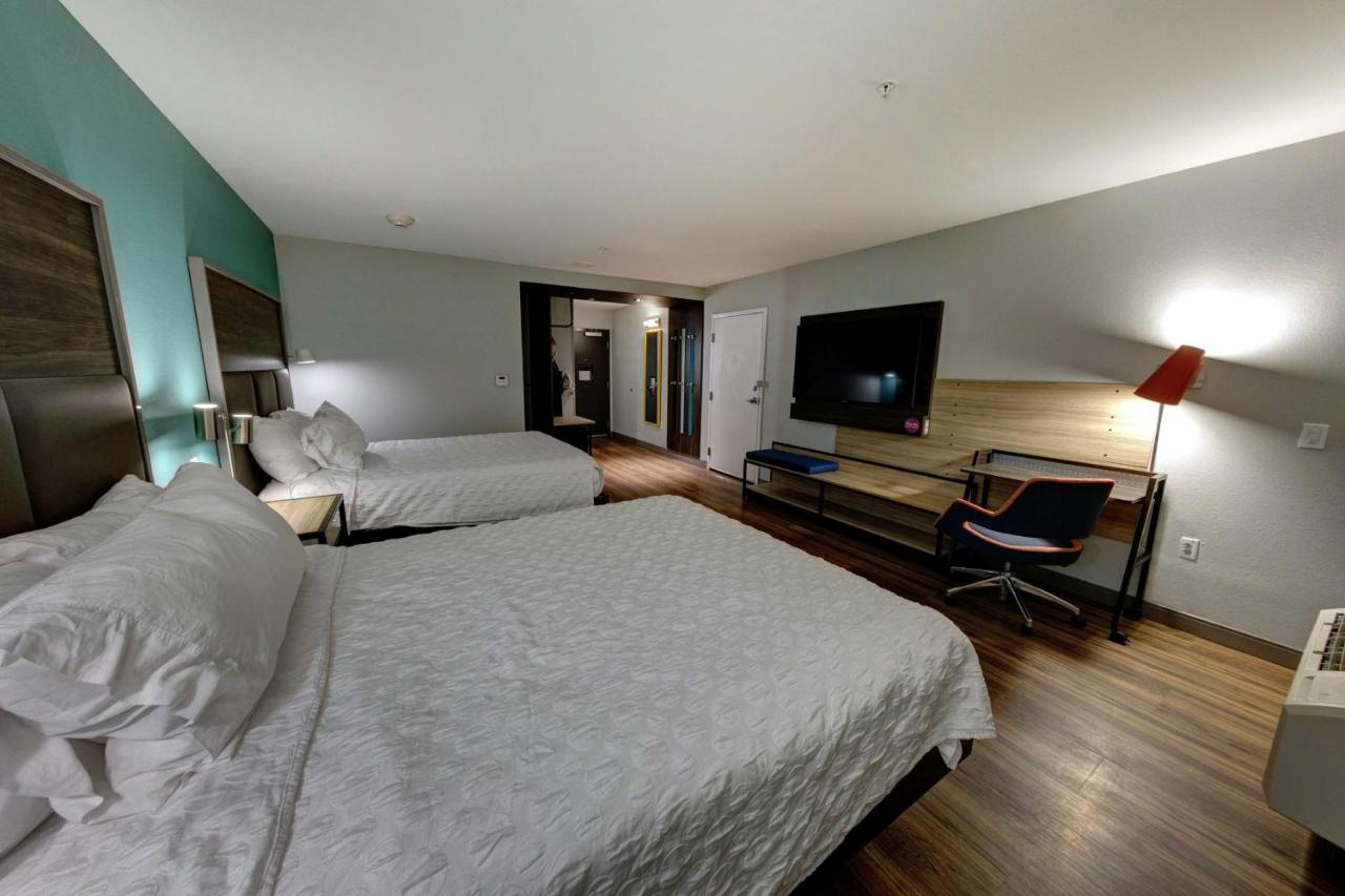 Queen Room - Mobility Accessible with Roll In Shower at Tru by Hilton Georgetown