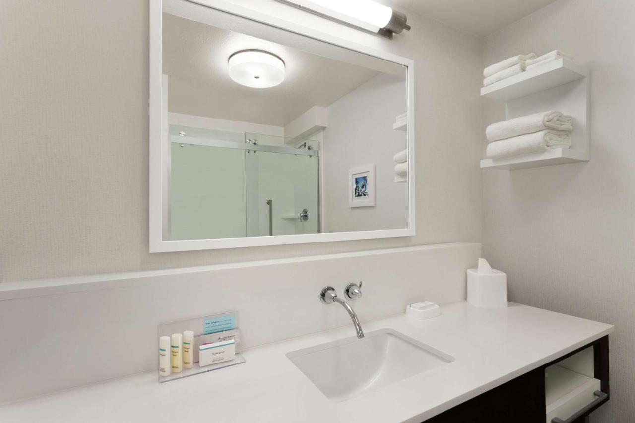 King Room at Hampton Inn Houston Hobby Airport