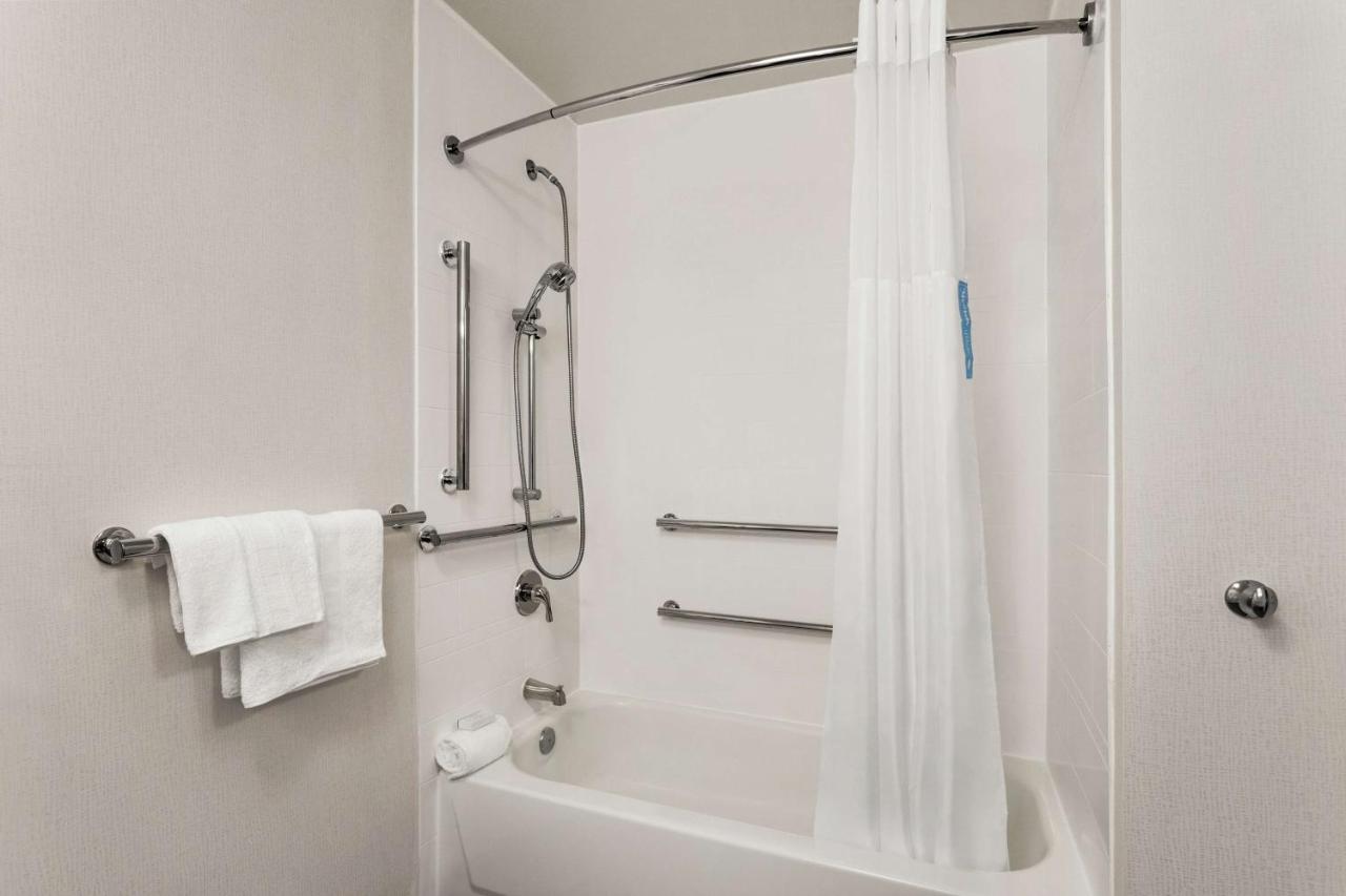 King Room at Hampton Inn Houston Hobby Airport