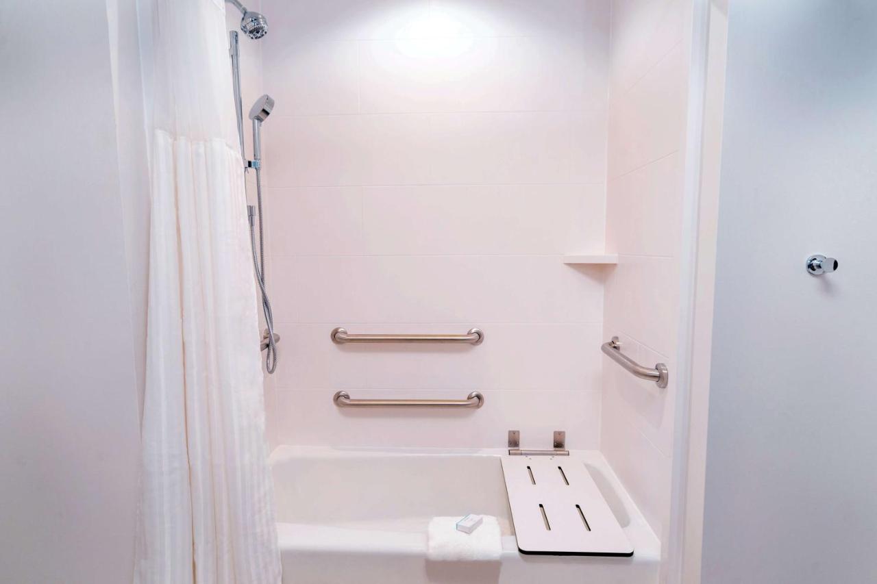 King Room with Bath Tub - Mobility Accessible at Hilton Garden Inn Cedar Park Austin