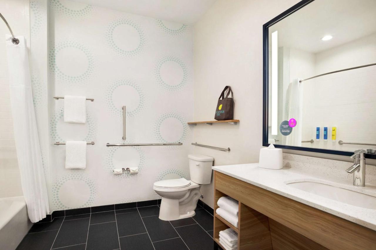 King Room with Bath Tub - Mobility/Hearing Accessible at Tru by Hilton Longview