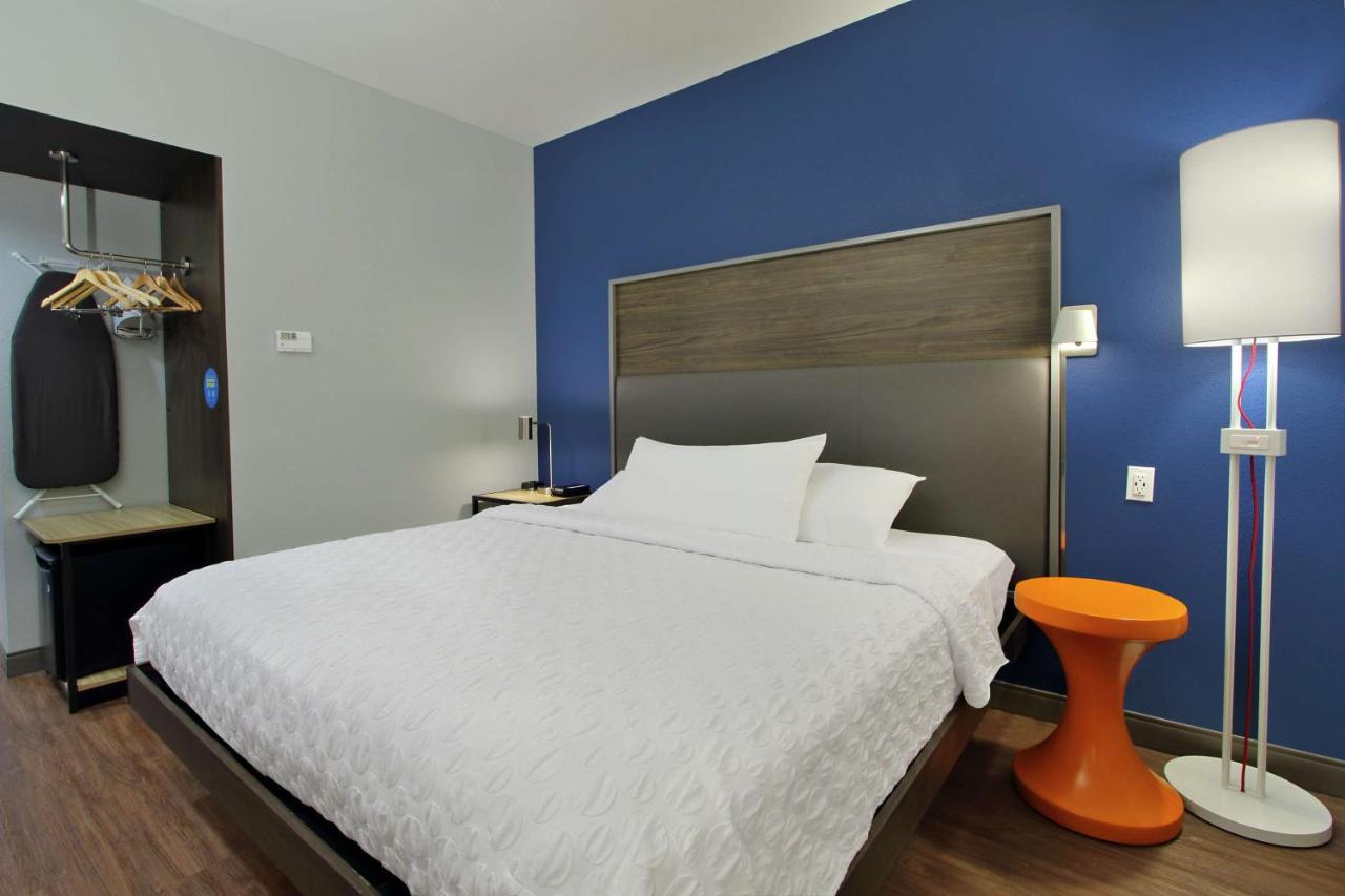 King Room at Tru by Hilton Mobile