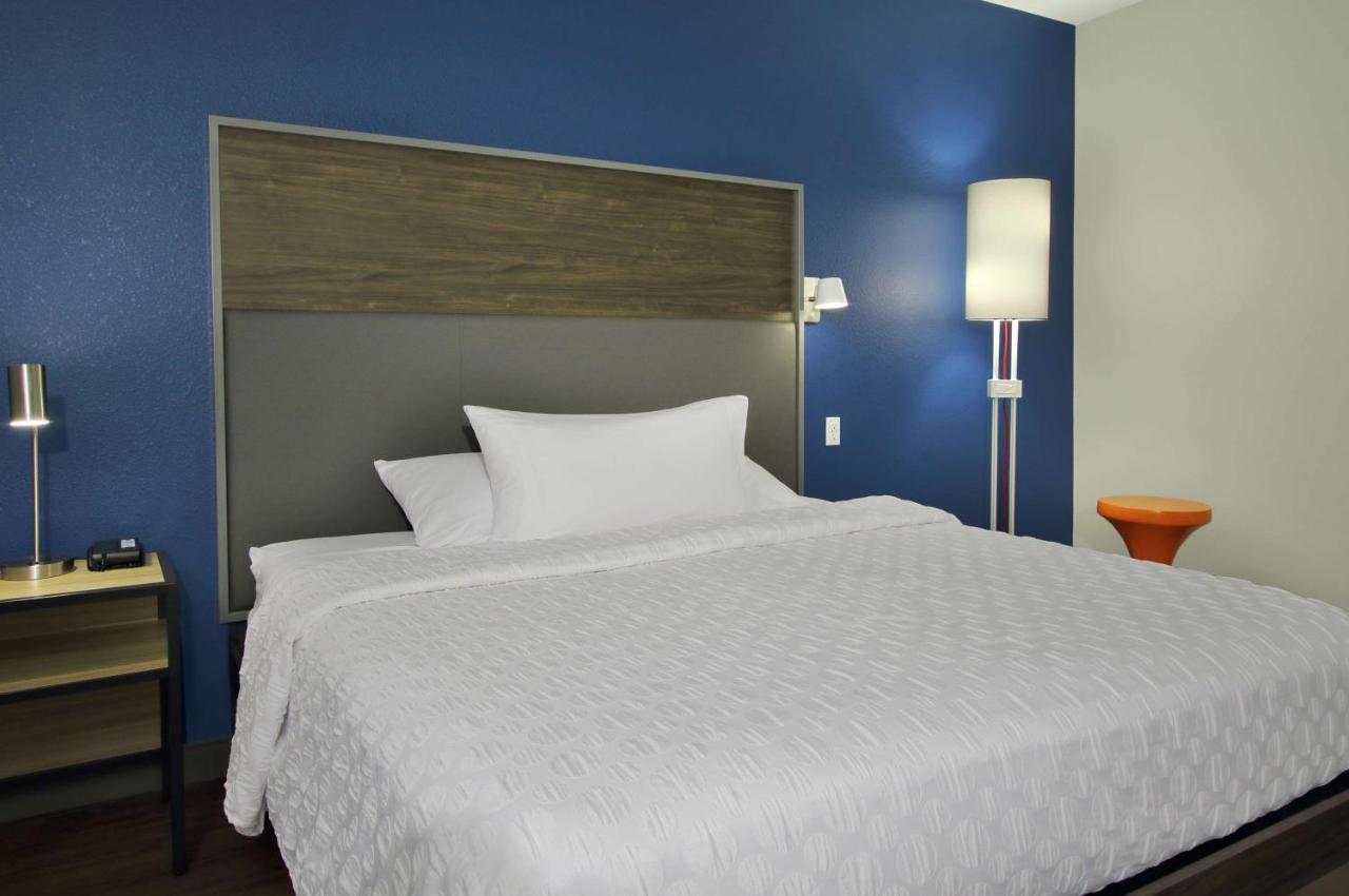 King Room at Tru by Hilton Mobile
