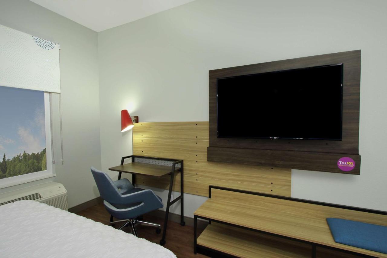 Queen Room with Two Queen Beds at Tru by Hilton Mobile
