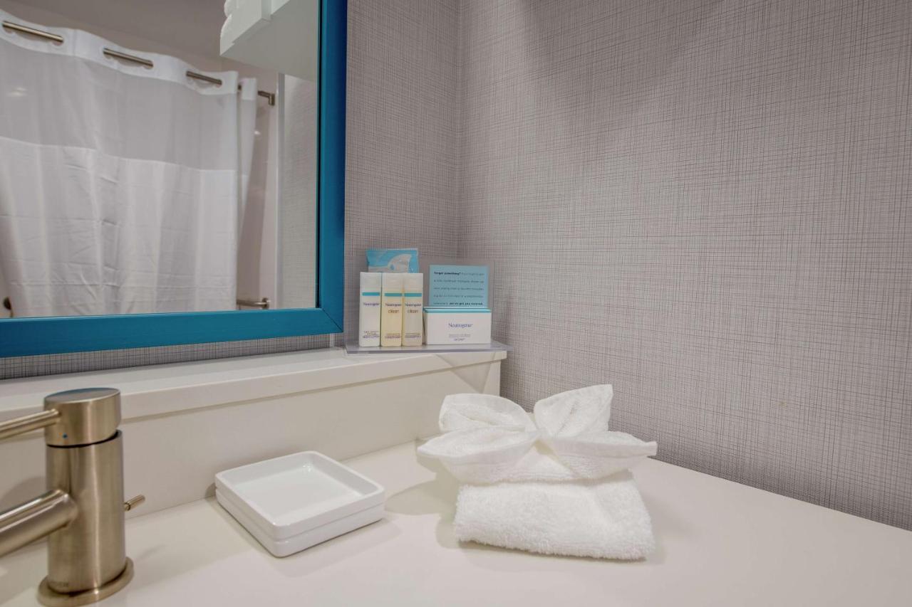 King Room with Bath Tub - Mobility/Hearing Accessible - Non-Smoking at Hampton Inn & Suites Duncanville Dallas