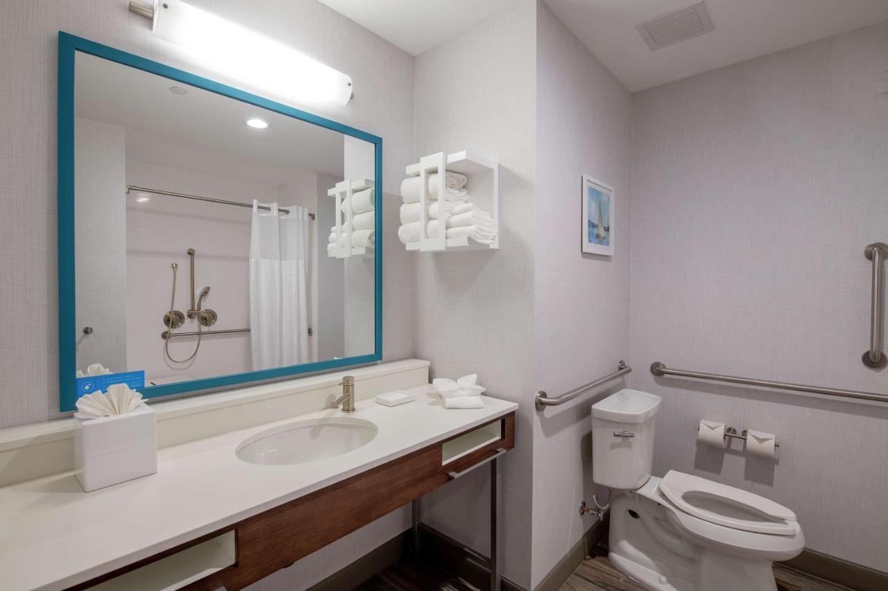 King Room with Bath Tub - Mobility/Hearing Accessible - Non-Smoking at Hampton Inn & Suites Duncanville Dallas