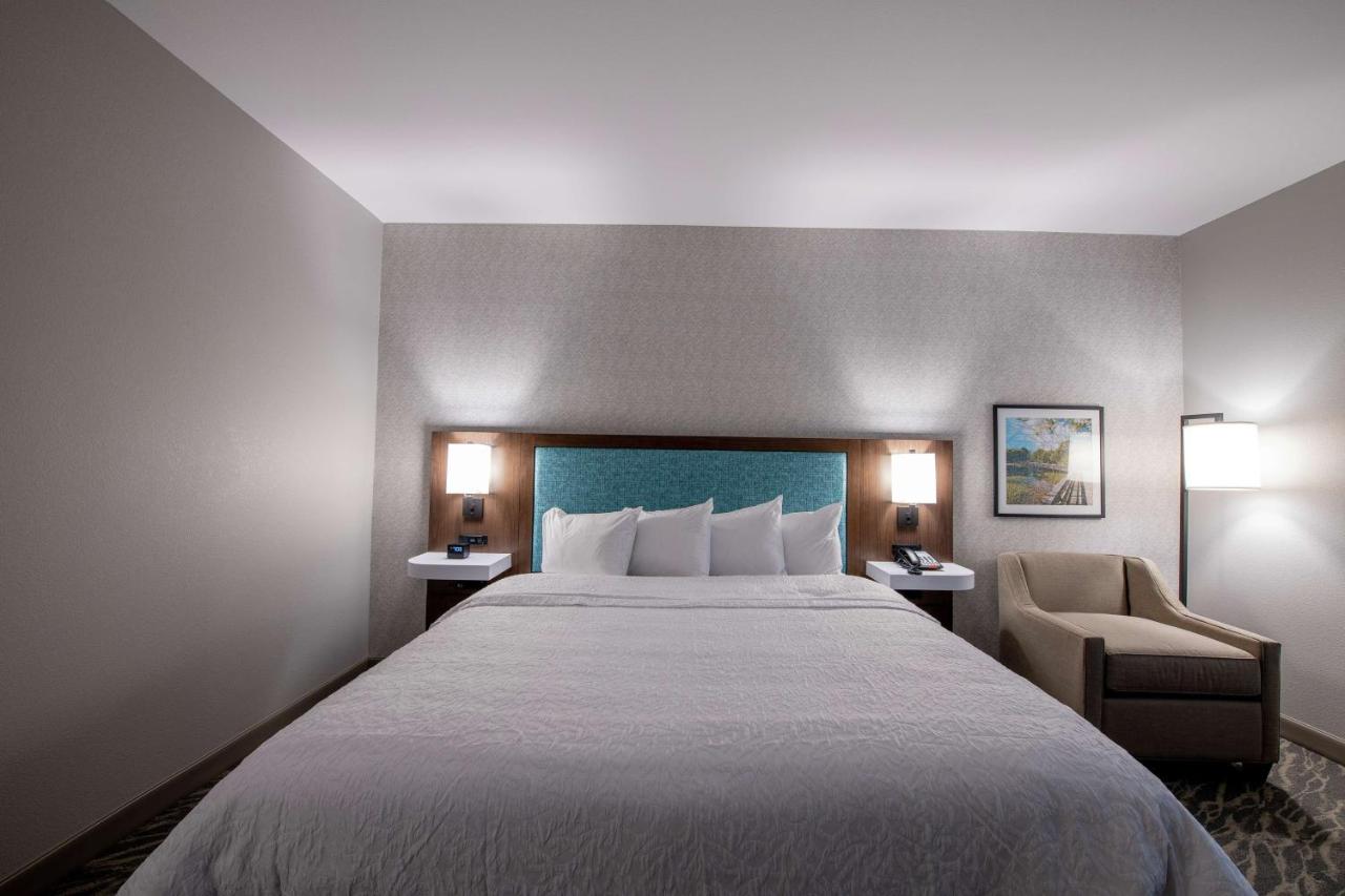 King Room with Bath Tub - Mobility/Hearing Accessible - Non-Smoking at Hampton Inn & Suites Duncanville Dallas