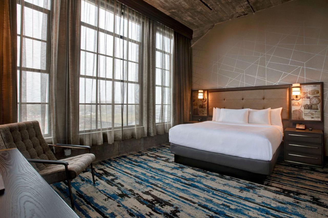 King Corner Suite with River View at Embassy Suites by Hilton Rockford Riverfront