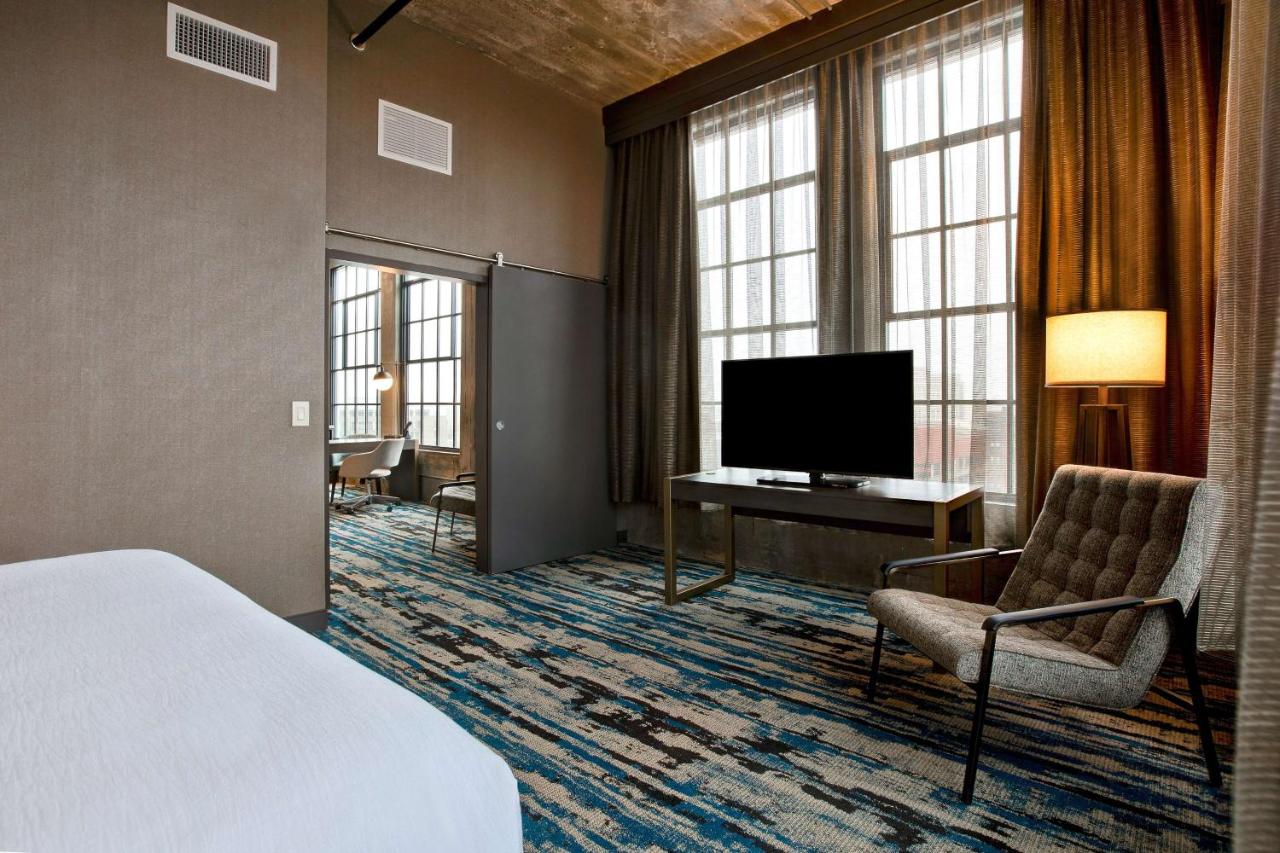 King Corner Suite with River View at Embassy Suites by Hilton Rockford Riverfront