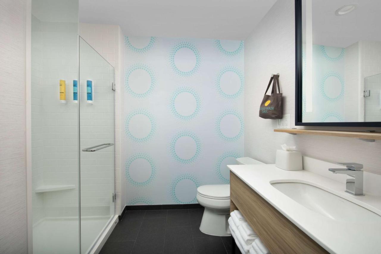 King Room at Tru by Hilton Charlotte Airport Lake Pointe