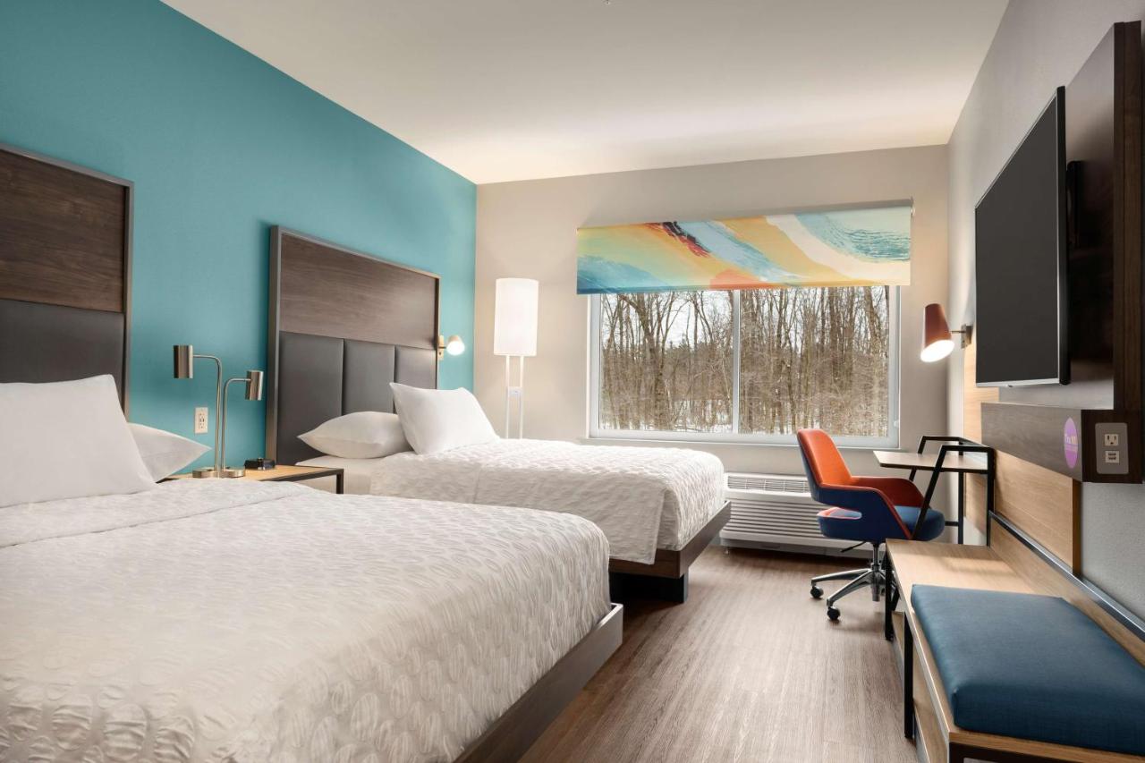 Queen Room with Two Queen Beds at Tru By Hilton Albany Airport, NY