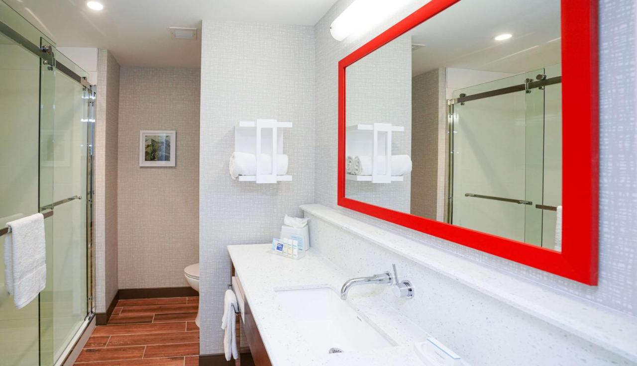 King Room at Hampton Inn Colorado Springs I-25 Central