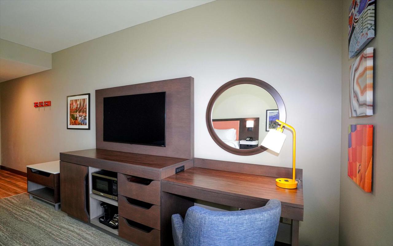 King Room at Hampton Inn Colorado Springs I-25 Central