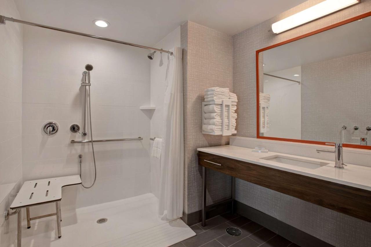 | Hampton Inn & Suites Deptford, Nj