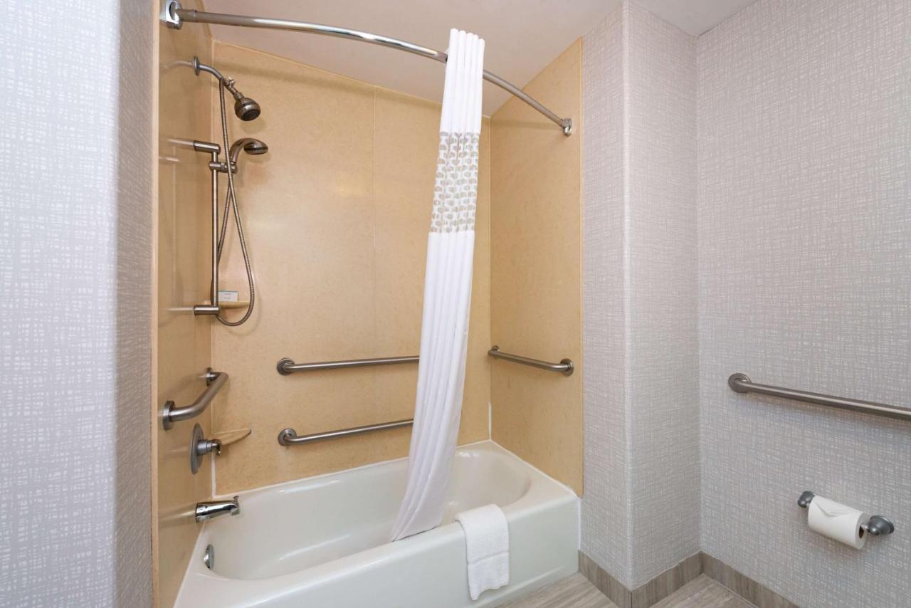 Queen Room with Two Queen Beds - Mobility Accessible/Non-Smoking at Hampton Inn Kansas City Northeast