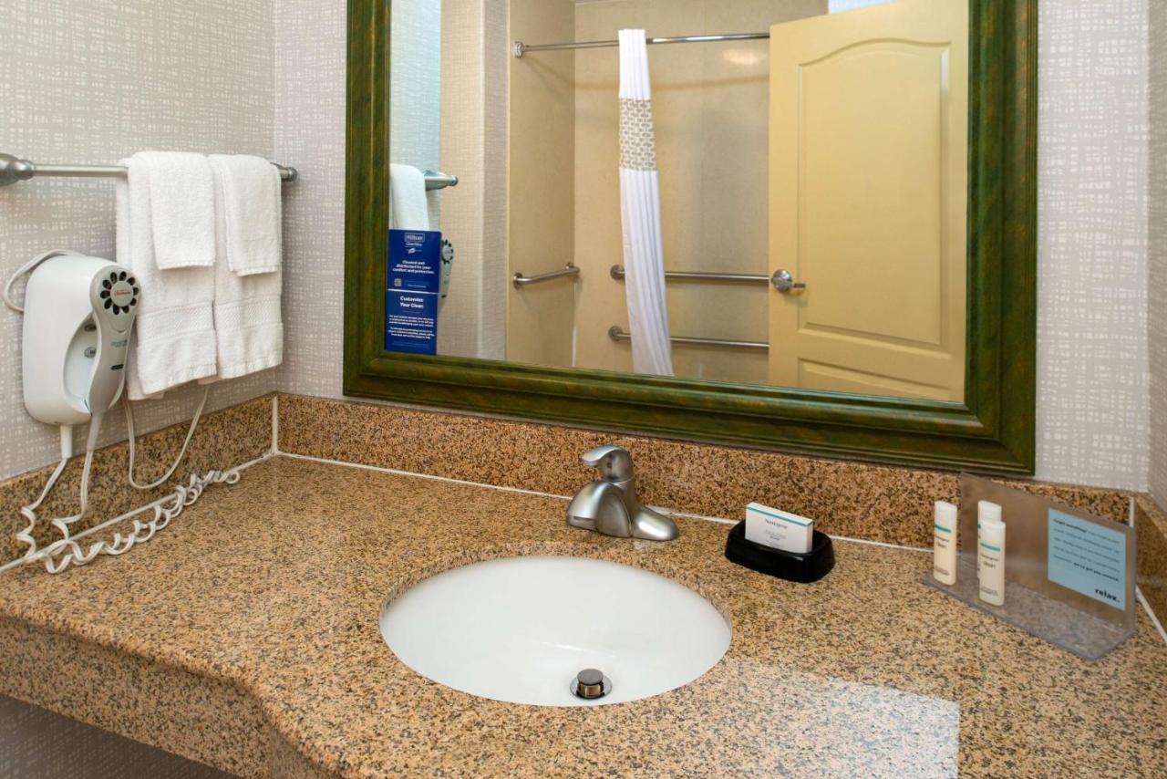 Queen Room with Two Queen Beds - Mobility Accessible/Non-Smoking at Hampton Inn Kansas City Northeast