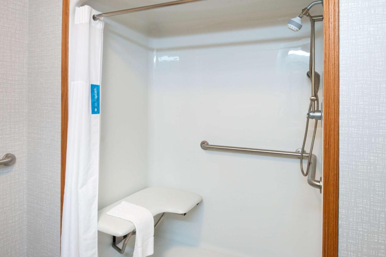 King Room - Mobility Accessible/Non-Smoking at Hampton Inn Kansas City Northeast