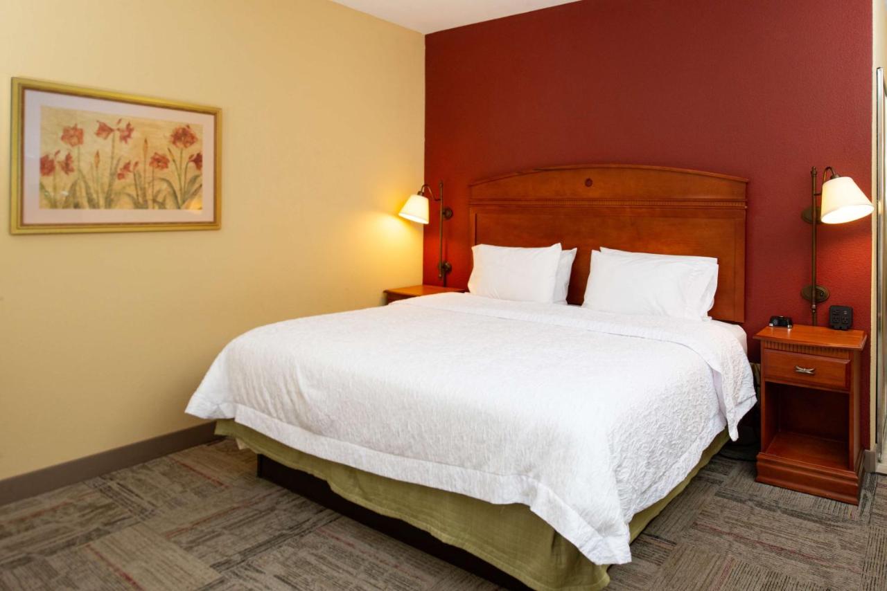 King Room at Hampton Inn Kansas City Northeast