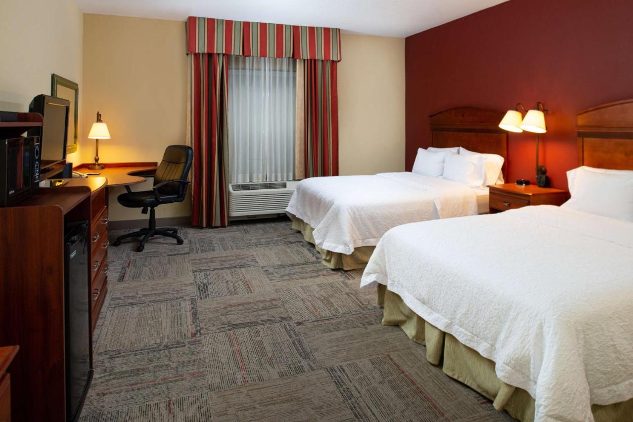 Queen Room with Two Queen Beds - Mobility Accessible/Non-Smoking at Hampton Inn Kansas City Northeast