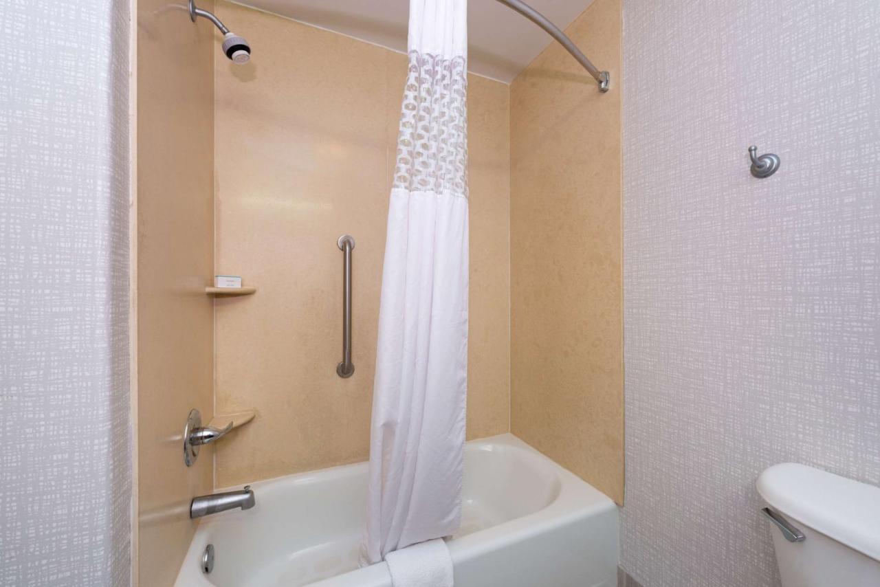 Queen Room with Two Queen Beds at Hampton Inn Kansas City Northeast
