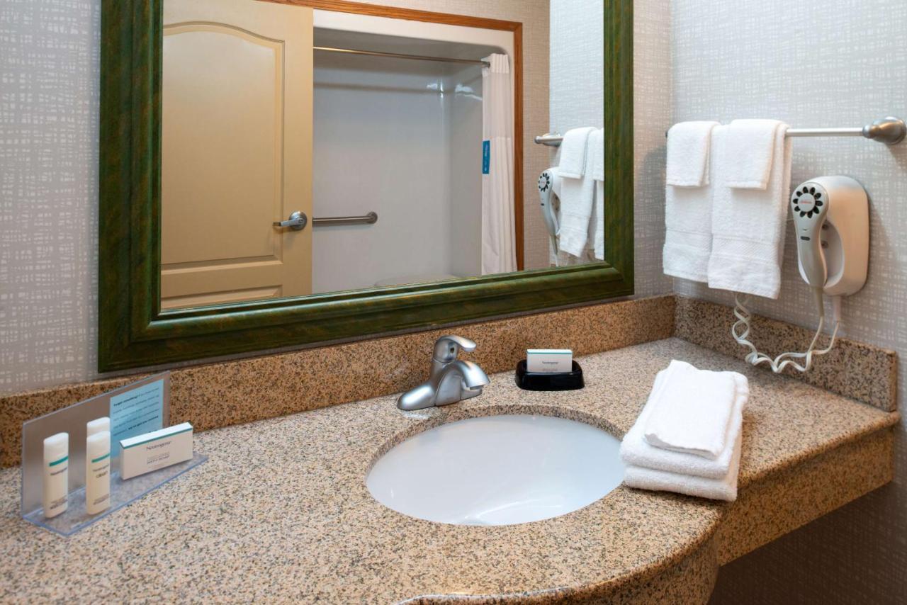 King Room - Mobility Accessible/Non-Smoking at Hampton Inn Kansas City Northeast