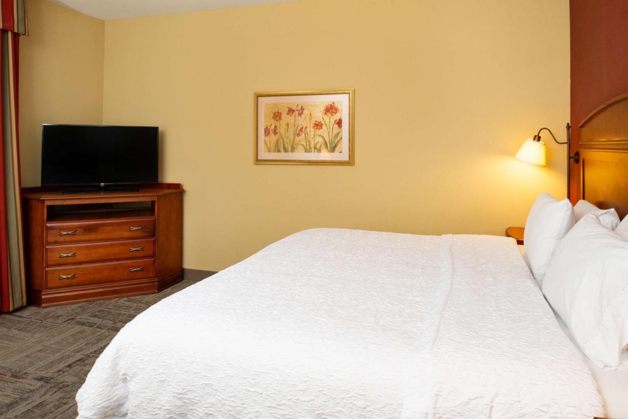 King Room at Hampton Inn Kansas City Northeast