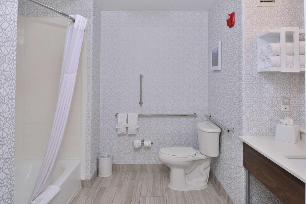 Queen Room with Two Queen Beds - Mobility Accessible/Non-Smoking at Hampton Inn Kansas City Northeast