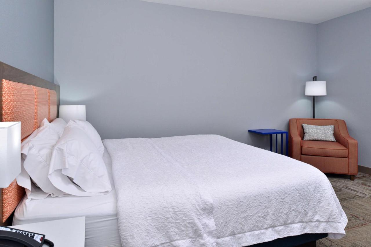 King Room at Hampton Inn Kansas City Northeast